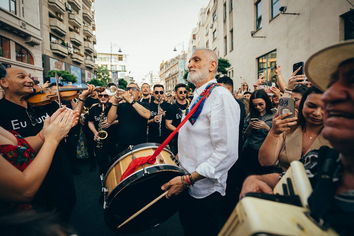 Cum a apărut Damian Drăghici cu trupa sa pe Calea Victoriei din București. Oameni de toate vârstele au dansat pe stradă