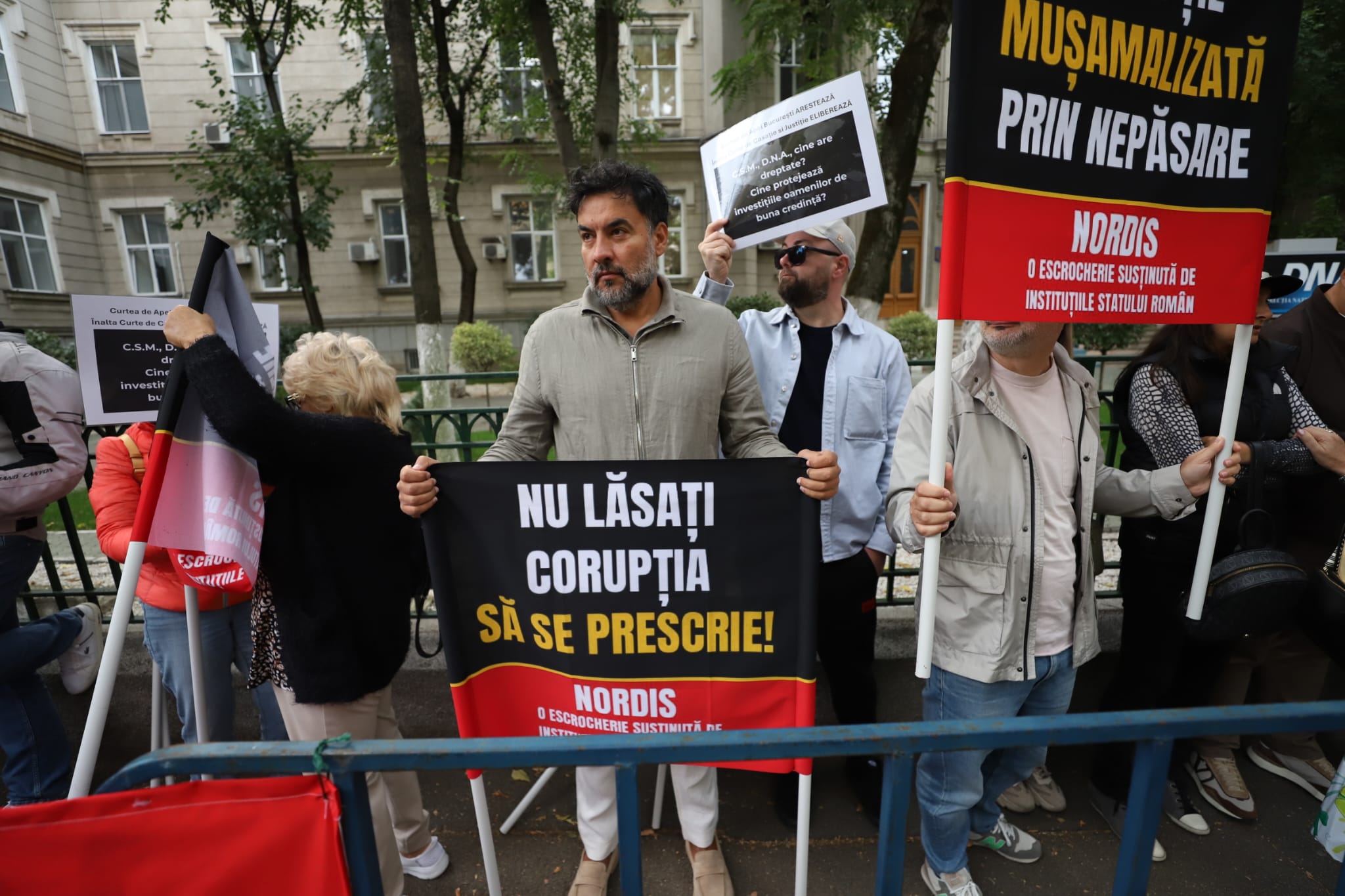 Păgubiții Nordis protestează în fața DNA