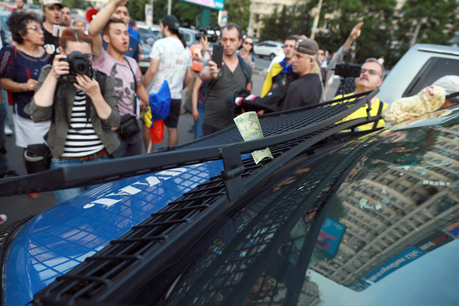 Manifestație în Piața Victoriei după alegerile europarlamentare. Sute de oameni sărbătoresc cu tort rezultatul votului / FOTO