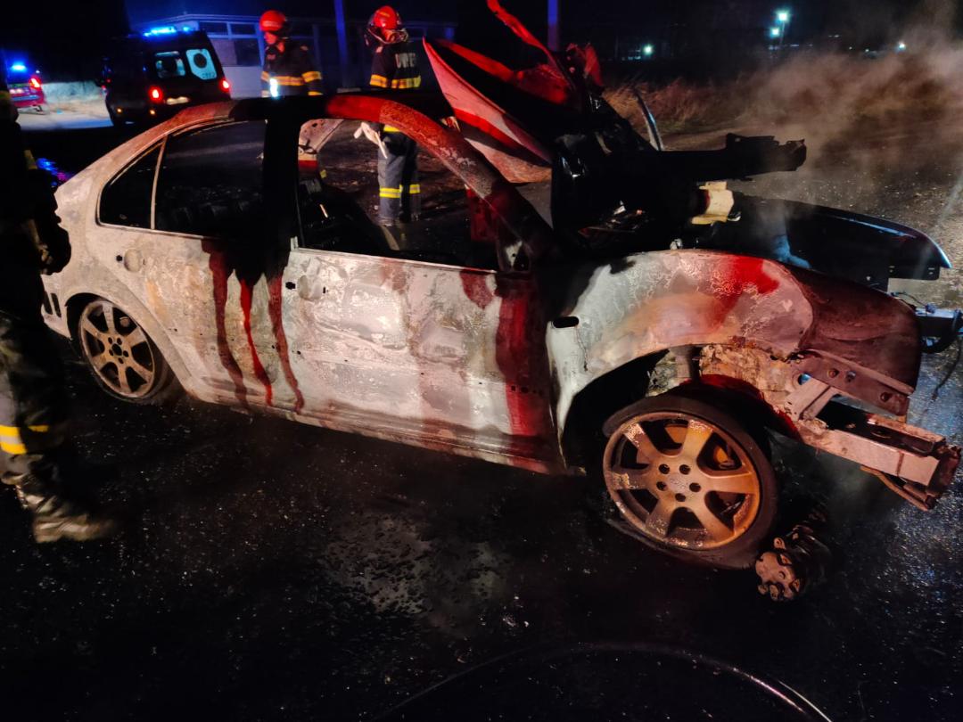 Tânără de 21 de ani salvată în ultima clipă dintr-o mașină care a ars în totalitate, după un accident în Galați