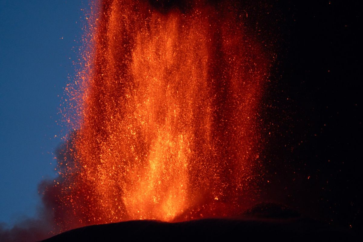 Vulcanul Etna a erupt din nou. Zborurile pe Aeroportul Internațional Catania, perturbate