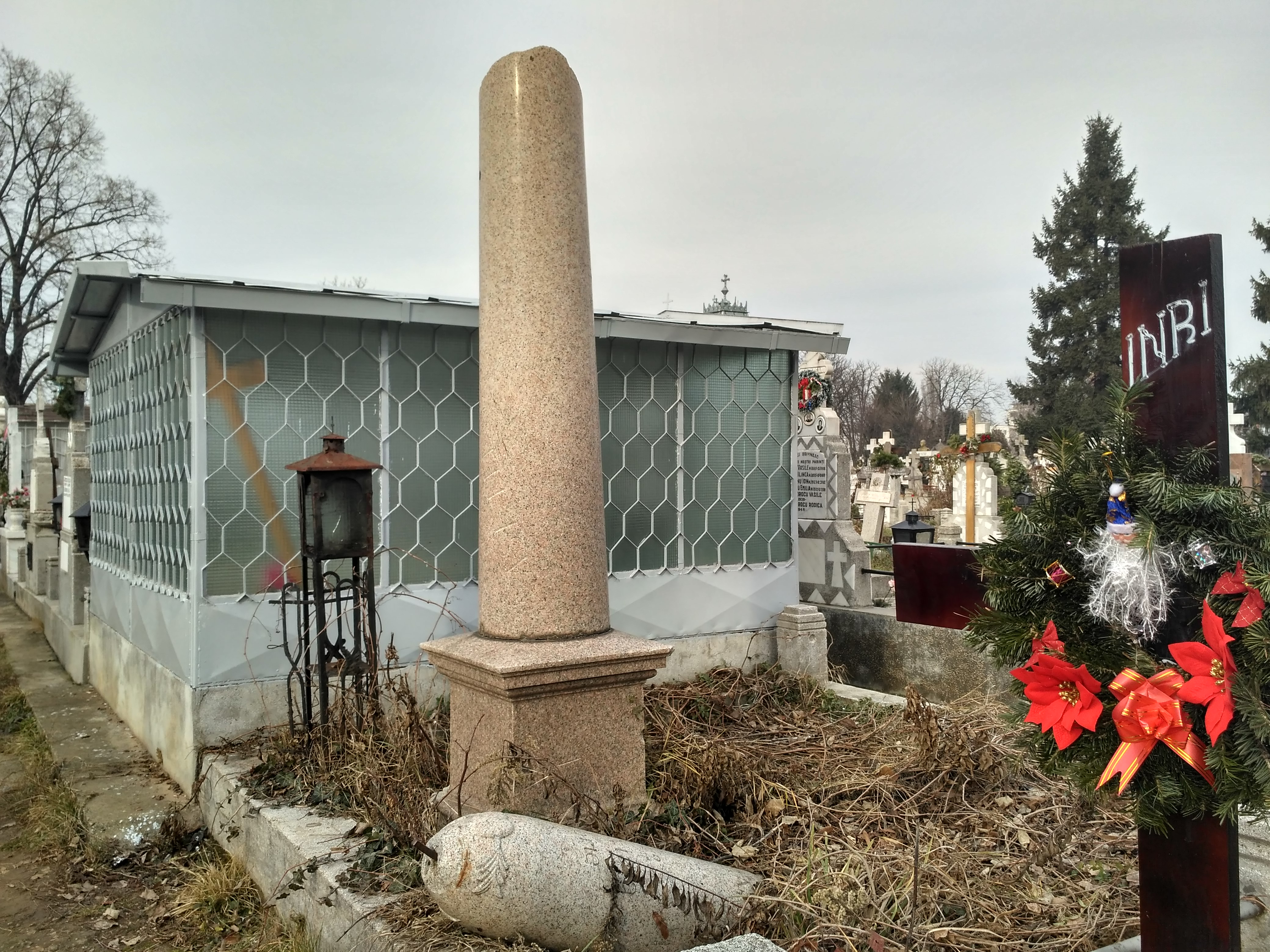 REPORTAJ/Cum a cinstit un ploieștean memoria nevestei care-l înșela. I-a ridicat cel mai original monument: ”Astfel este viața”/VIDEO