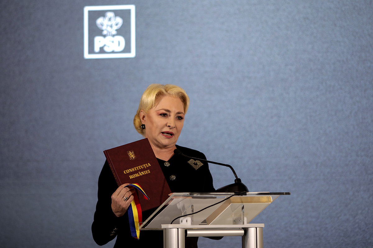 Viorica Dăncilă, la ultimul mesaj înaintea alegerilor prezidențiale. I-a adus trei daruri lui Klaus Iohannis