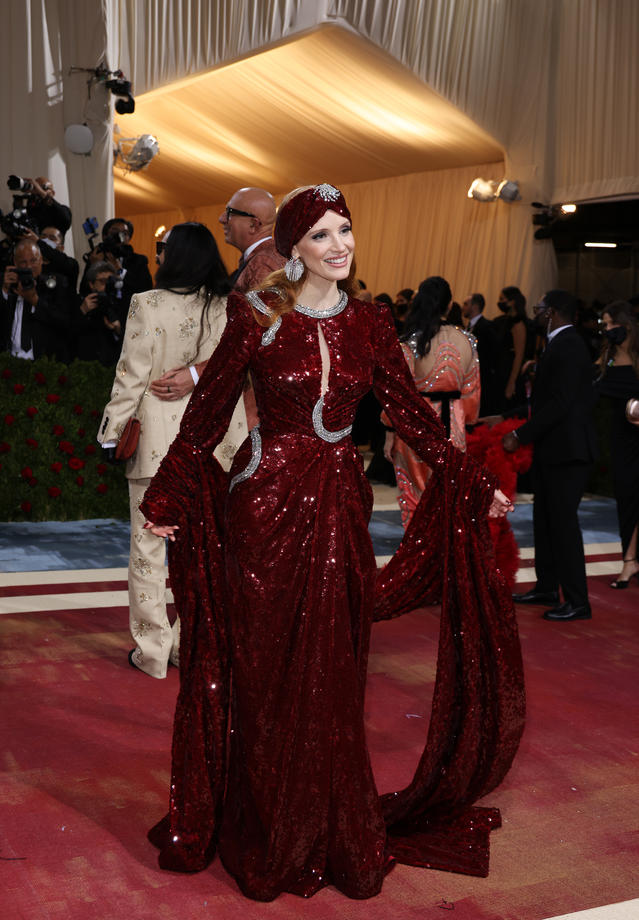 Ținute spectaculoase la Met Gala 2022. O celebră actriță s-a dezbrăcat pe covorul roșu și a apărut cu sânii la vedere