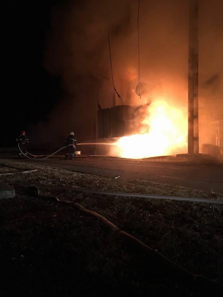 Incendiu violent în Timișoara. Flăcările uriașe au cuprins un transformator electric