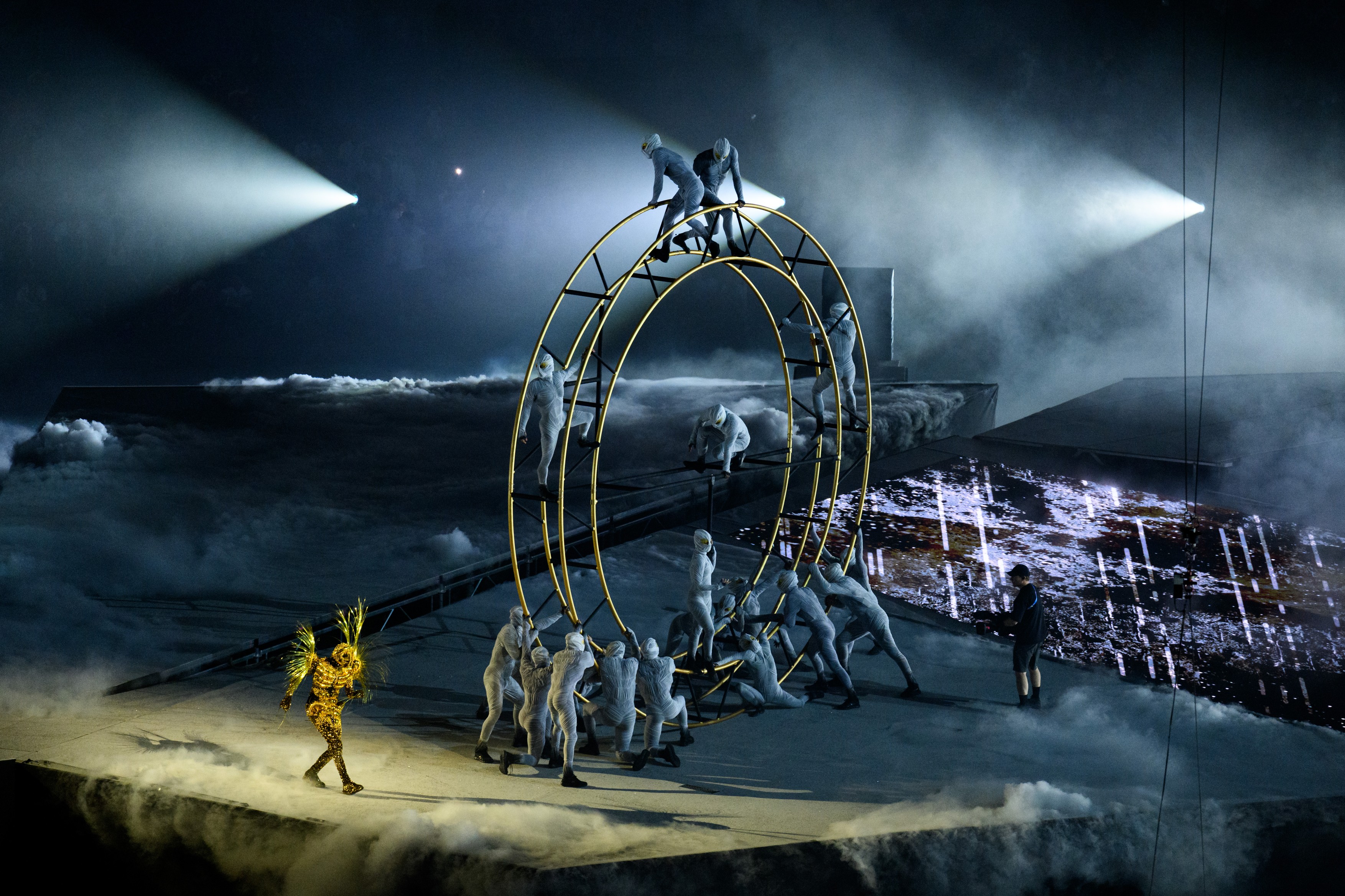 Jocurile Olimpice s-au încheiat cu o ceremonie spectaculoasă pe Stade de France. Tom Cruise a preluat ștafeta, după o cascadorie inspirată din filmele „Misiune Imposibilă”