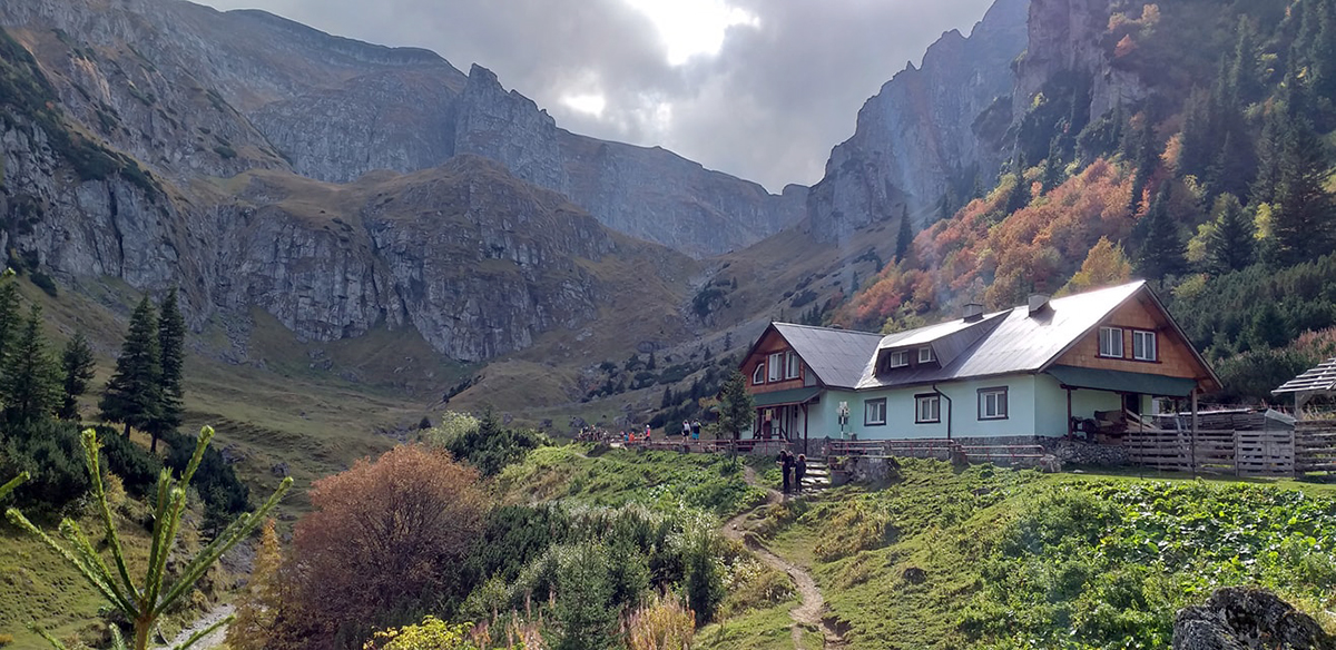 Viața în sălbăticie, varianta românească. Povestea lui Ion Adămuță, cabanier la Mălăiești, cea mai veche și iubită cabană din Bucegi: ”Civilizația e pe munte, în oraș e junglă”