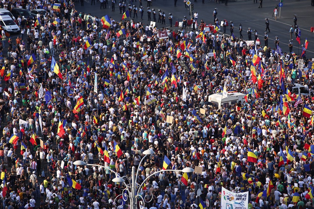 LIVE TEXT/ Mitingul diasporei, în Piața Victoriei. Război total între jandarmi și huligani (FOTO&VIDEO)