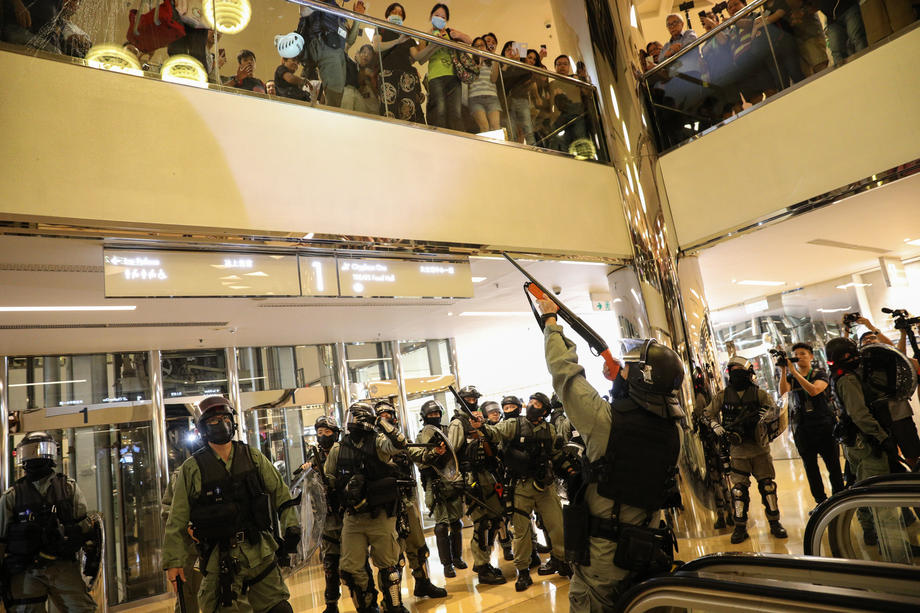 Incidente violente la protestele din Hong Kong. Un agresor i-a smuls o parte din ureche unui politician pro-democrație