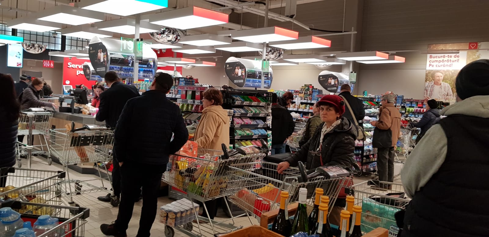 FOTO | Cozi la supermarketuri, de teama coronavirusului: „Ca de Crăciun, Paște sau 1 Mai a fost”