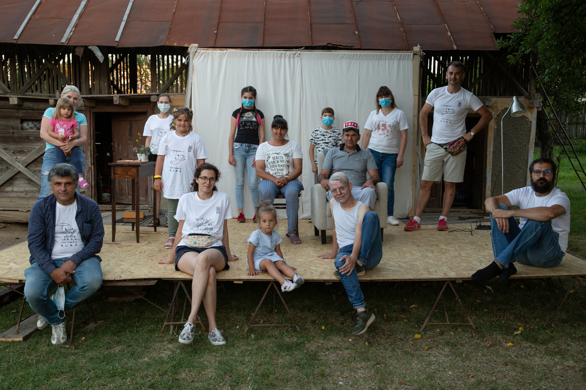 “Cultură’n șură”. O trupă de tineri artiști transformă curțile sătenilor în scene de teatru, de opt ani: “Dacă locuiești într-un sat, nu înseamnă că trebuie să fii izolat cultural”