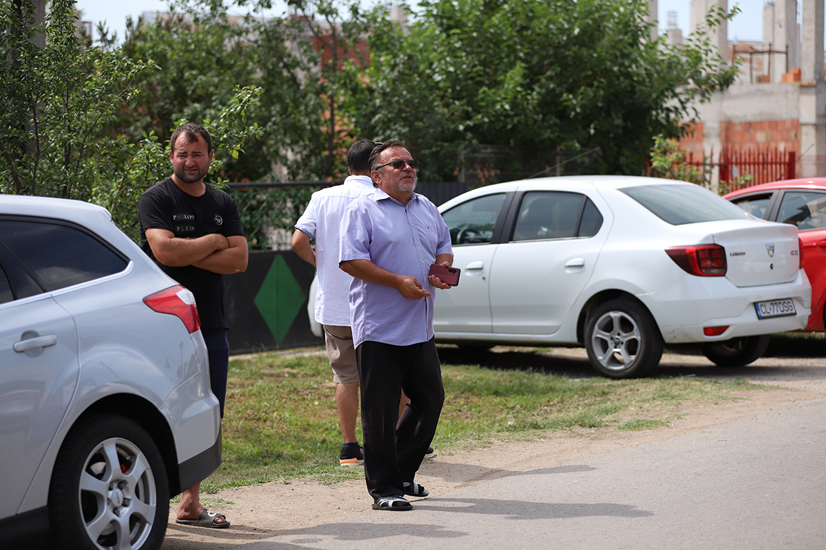 REPORTAJ Alegeri 2024 | Poliție, jandarmi și o bunică speriată de propria nepoată la Belciugatele: „M-a făcut în tot felul că am urcat în mașina primarului!”