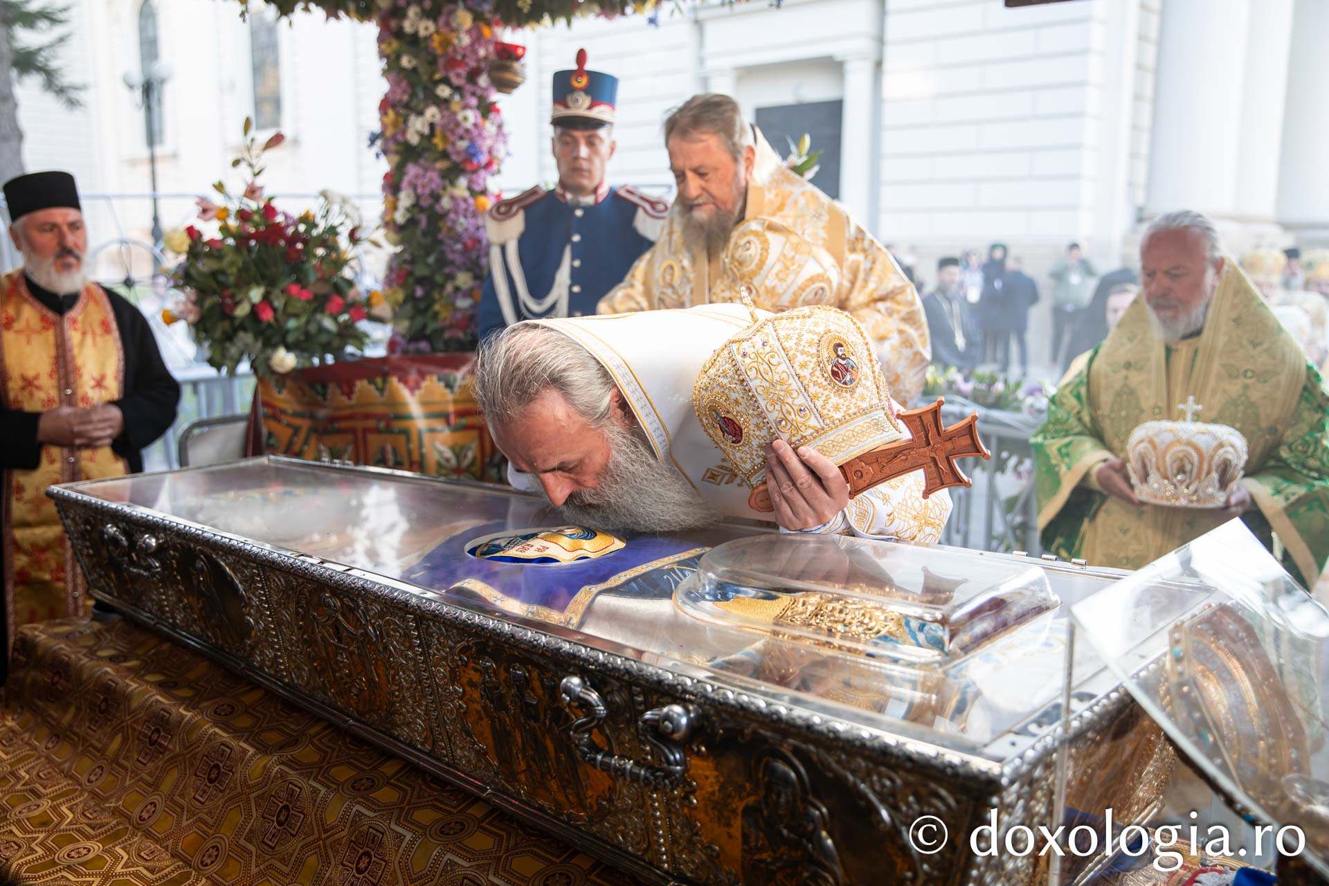 Cea mai mare Liturghie ținută în Moldova, la Iași: 35.000 de oameni s-au rugat Sfintei Parascheva, alți 46.000 stăteau la coadă pentru a ajunge la moaște