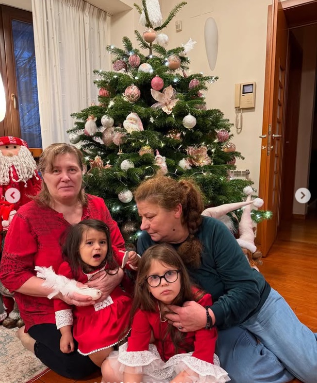 Imagini din sufrageria lui Codin Maticiuc, decorată de Crăciun. Îmbrăcate în ținute festive, fetițele lui l-au primit pe Moș Crăciun