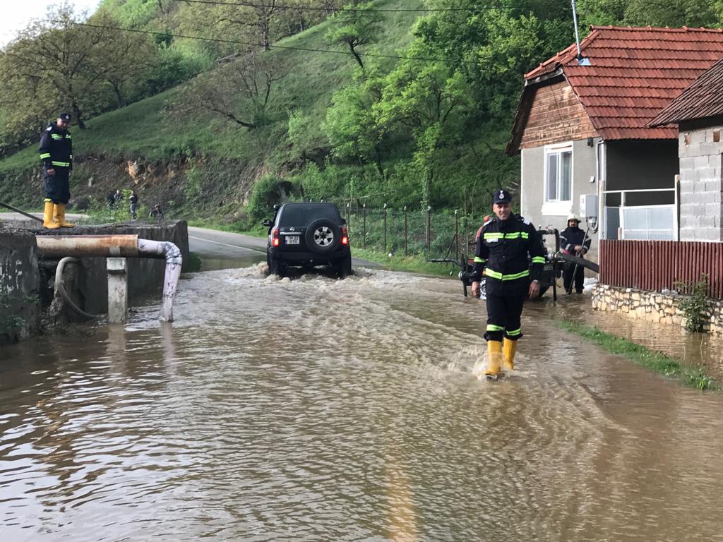 Urmările codului roșu de inundații din Caraș-Severin și Timiș, în imagini (FOTO & VIDEO)