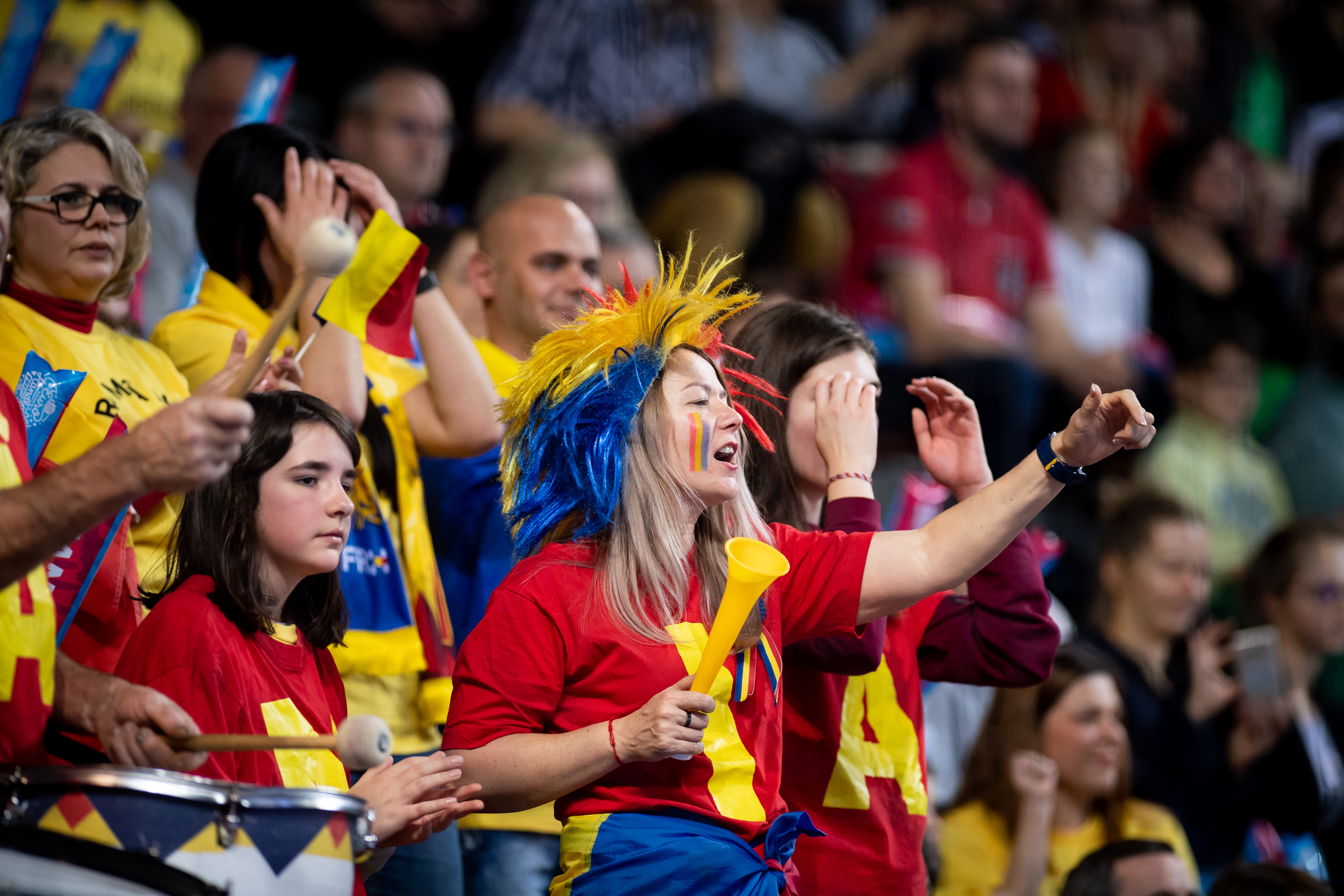 FOTO&VIDEO | Cine este toboșarul care dă tonul galeriei României la Euro 2018 de handbal feminin: "Vom da sută la sută în tribune!"