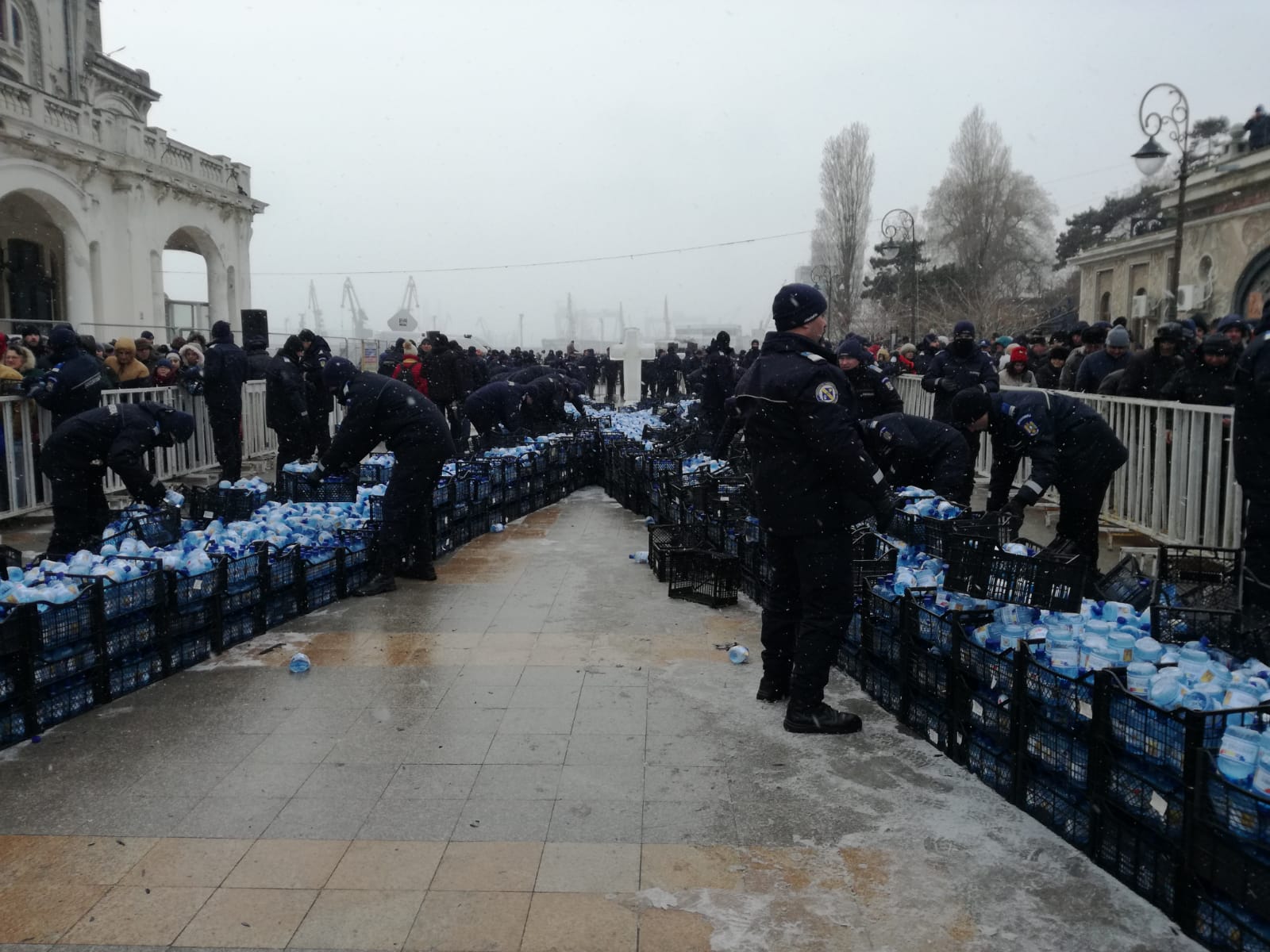FOTO/ Deși mai puțini ca în anii trecuți, constănțenii tot s-au înghesuit ca să ia agheasmă. IPS Teodosie a aruncat spre cer trei porumbei