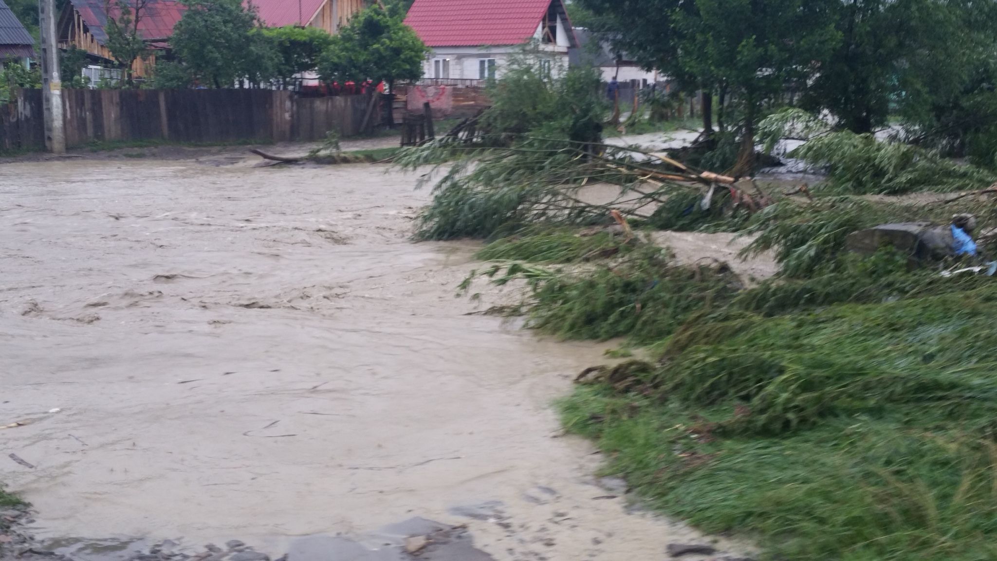 Dezastru în țară din cauza furtunilor! Zeci de oameni evacuați din calea apelor