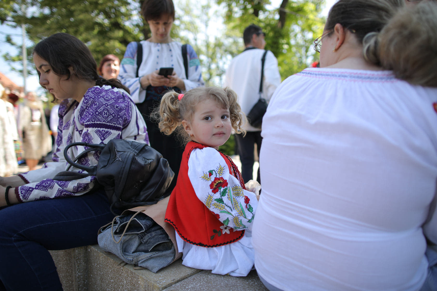 Zeci de oameni au defilat în costume populare, de ziua națională a portului tradițional din România / FOTO