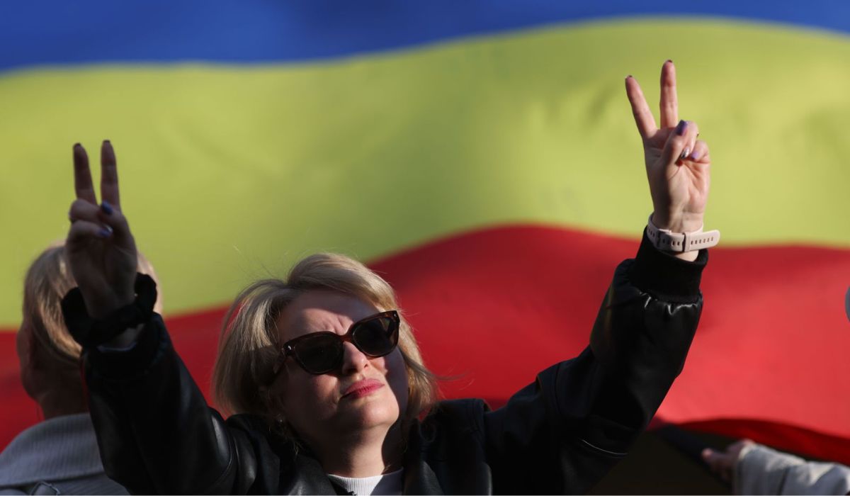 Mii de oameni în Piața Victoriei la mitingul „România în lumină”, organizat de Nicușor Dan. Jandarmeria a sesizat AEP pentru „propagandă electorală” | VIDEO