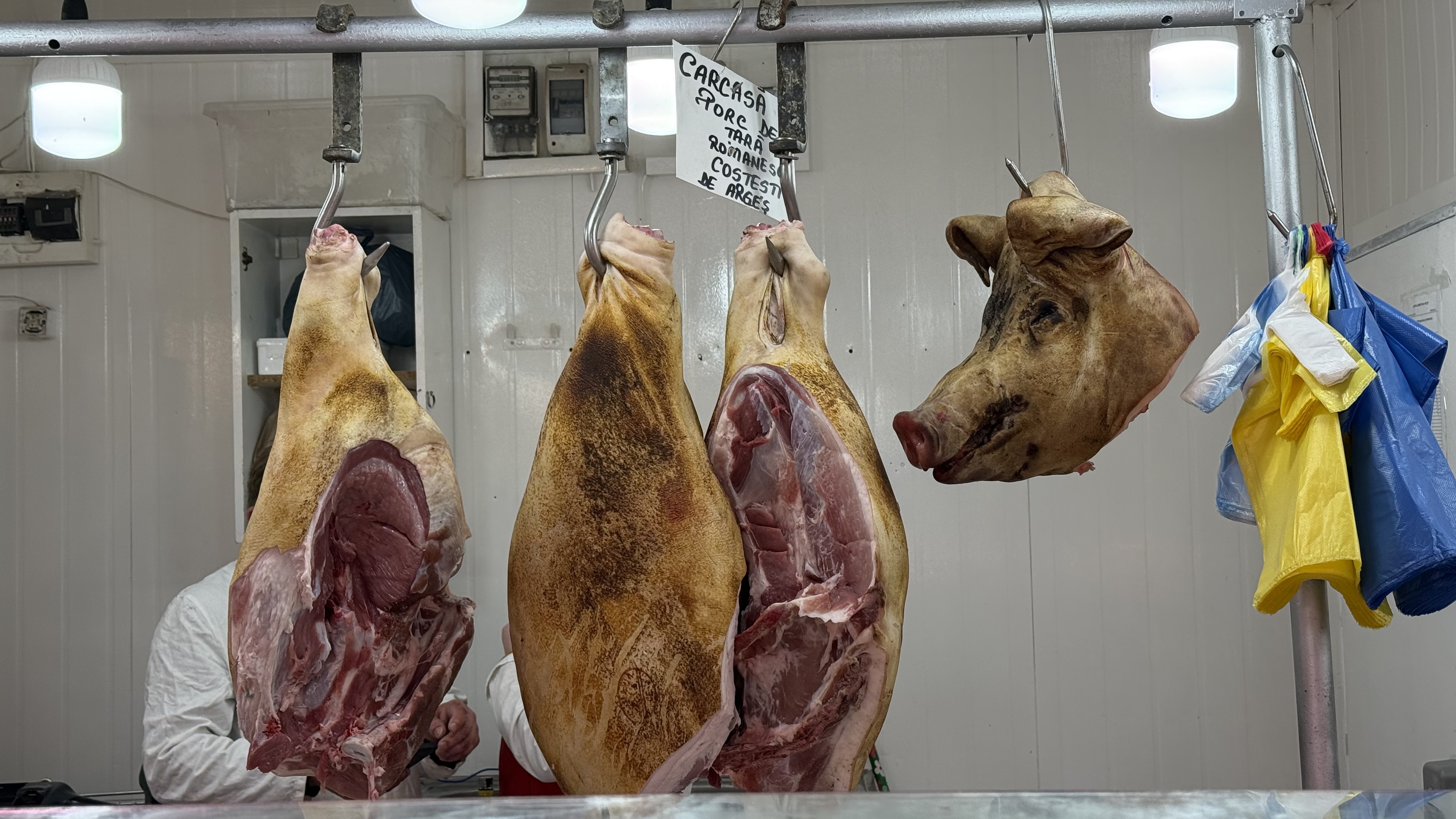 A început bătălia pentru carnea de porc. Reportaj în hala Obor: cât ne costă preparatele pentru sarmale și tobă?
