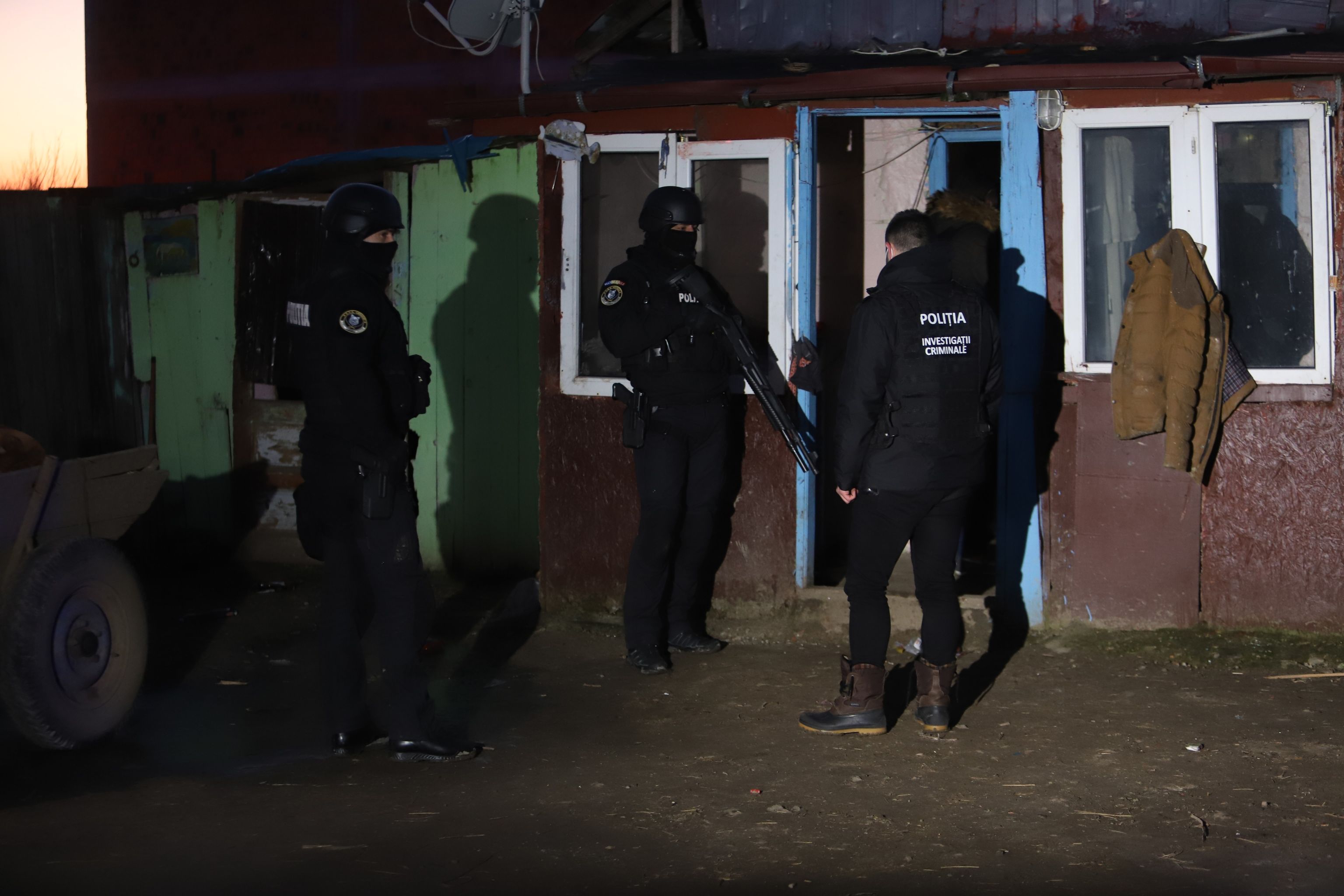 Percheziții la casele familiei agresorului de la Bolintin. Tânărul, adus la el acasă de poliție pentru o reconstituire