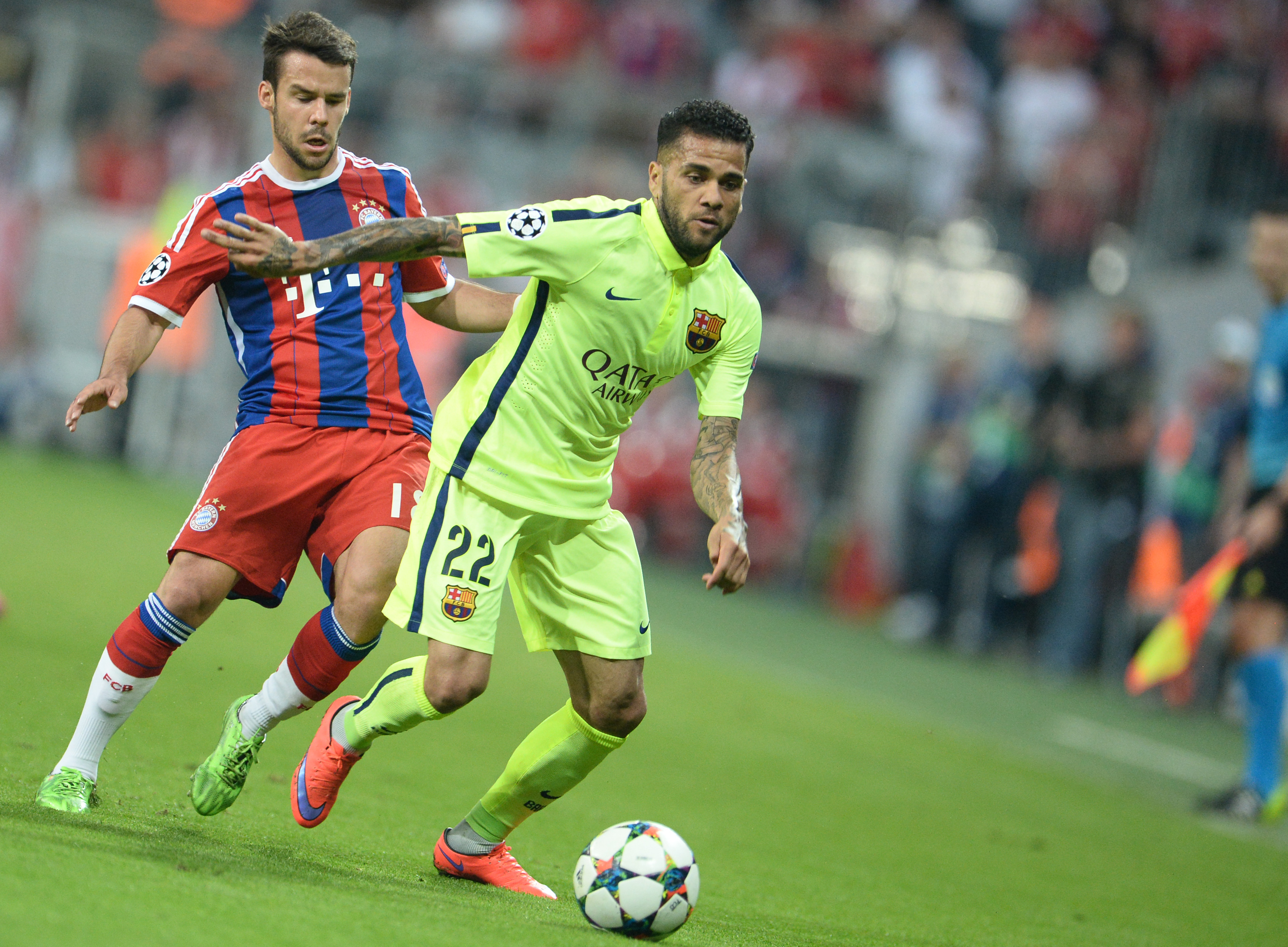 Dani Alves și-a prelungit contractul cu Barcelona până în 2017 / GALERIE FOTO