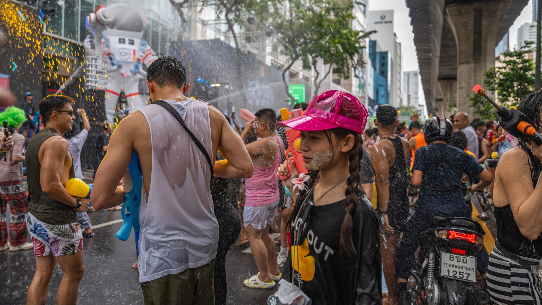 Imagini de la cea mai mare bătaie cu apă din lume, de Anul Nou thailandez. Ce semnifică Festivalul Songkran