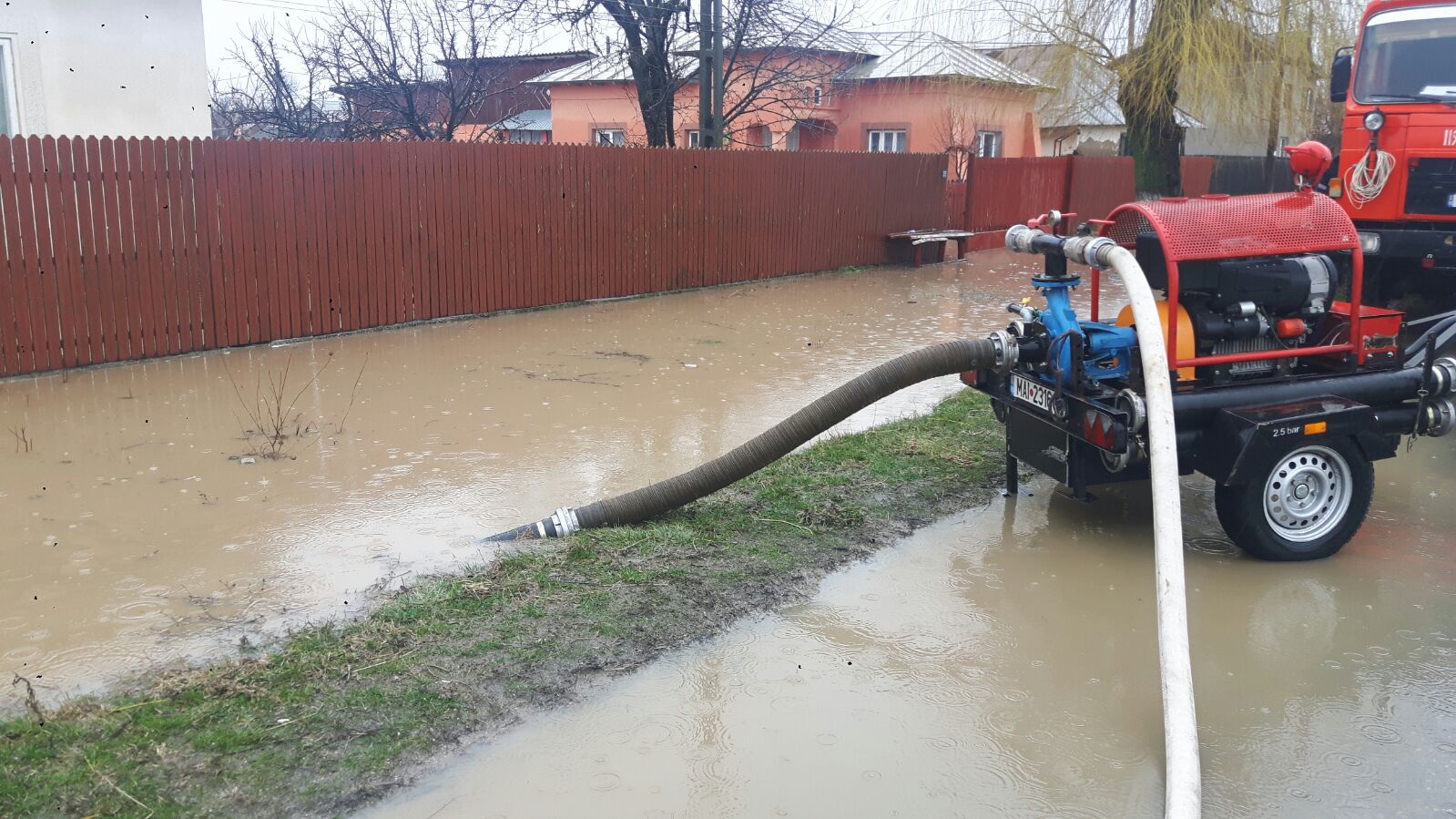 Inundații în Teleorman și Argeș. Zeci de gospodării și un drum județean, invadate de apă / FOTO&VIDEO