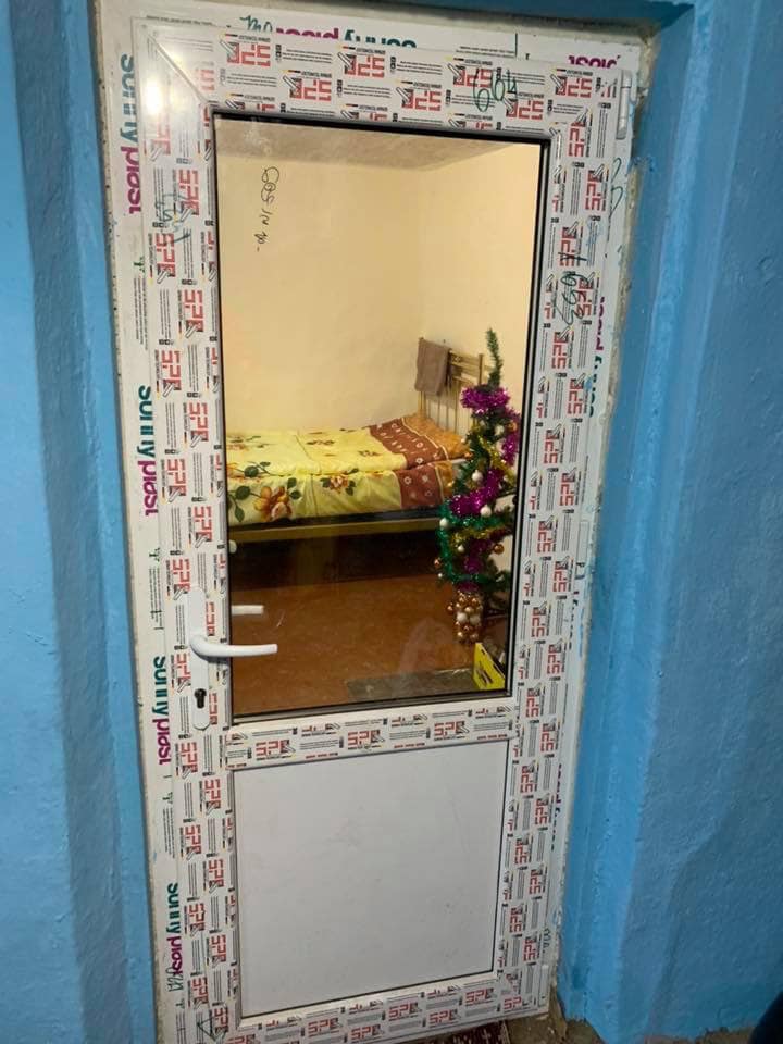 FOTO | Povestea tragică a lui nea Ion, un bătrân care merge în genunchi, dar are grijă de fratele său imobilizat în pat