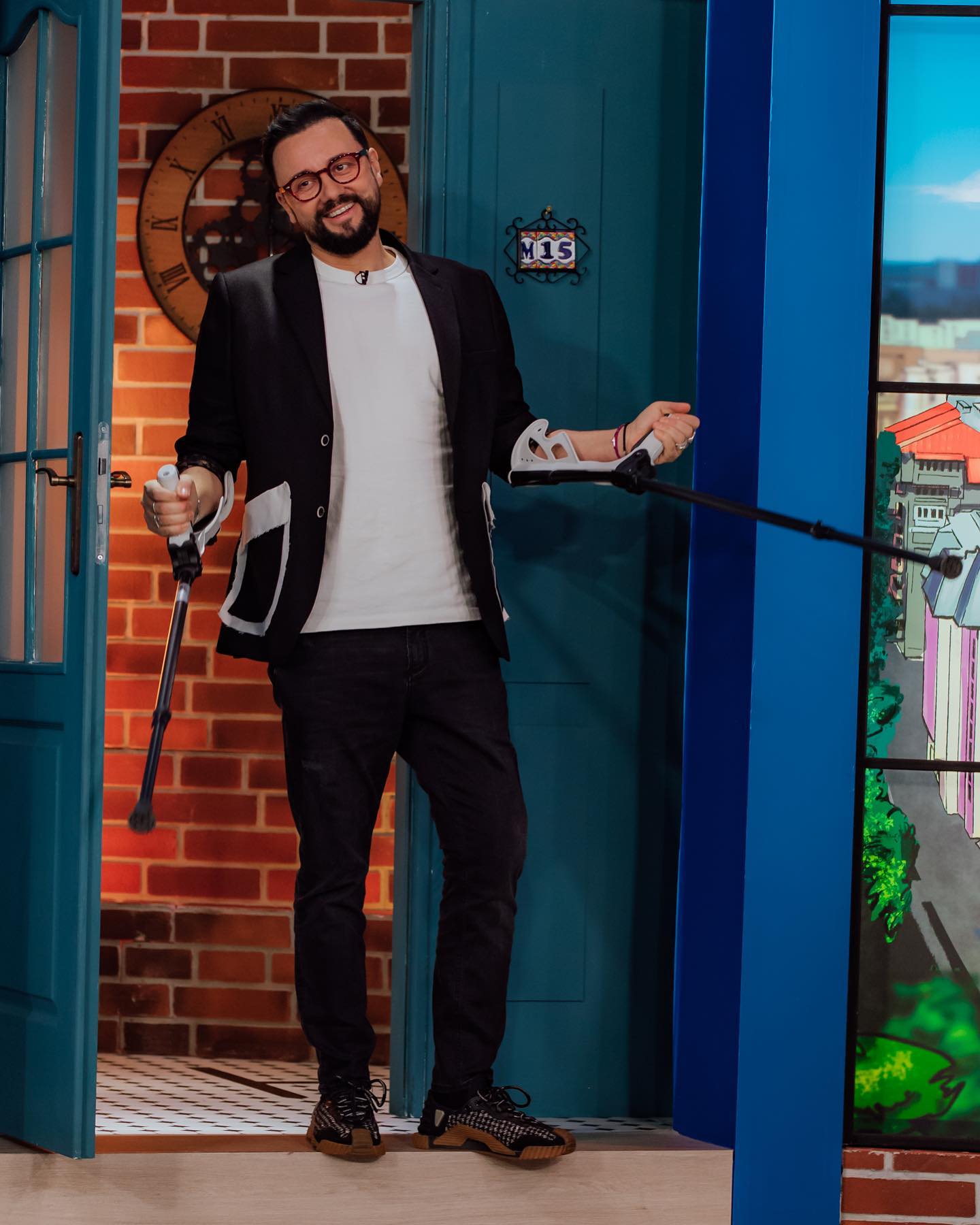 Cătălin Măruță s-a întors la PRO TV, după ce s-a operat la picior. A venit în cârje la TV
