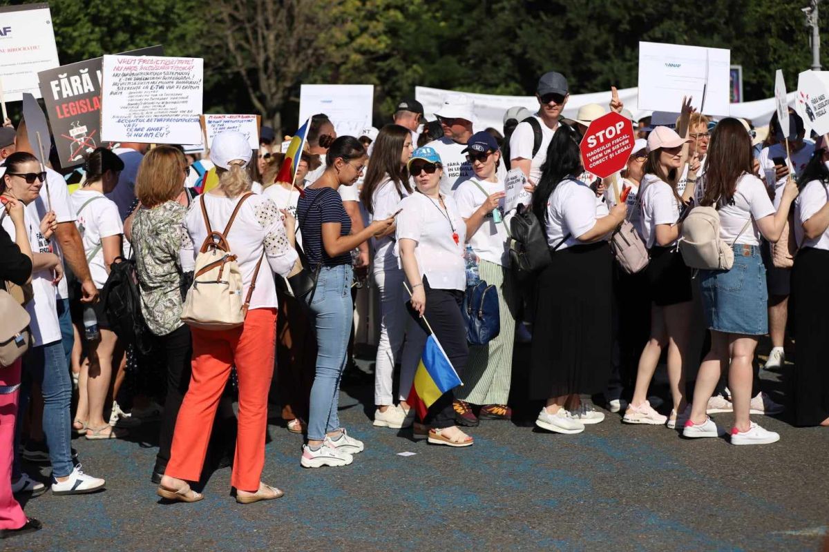 Protest al contabililor și economiștilor în București. Ministrul Boloș, după discuții: „Cea mai importantă concluzie este că vom mai dialoga”