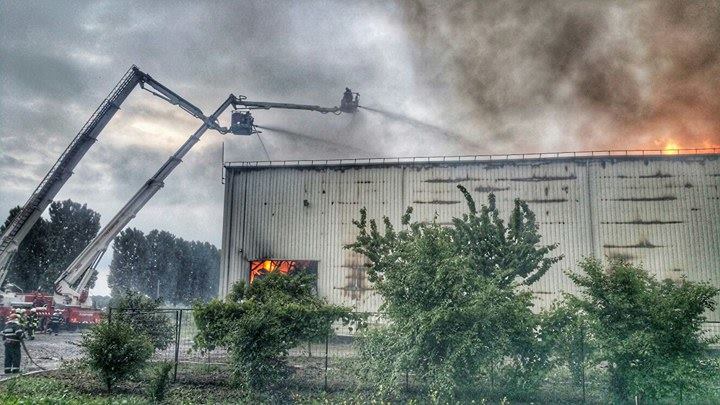 FOTO&VIDEO/ Incendiul din Dărăști încă nu a fost lichidat. Există focare mocnite chiar și după 60 de ore