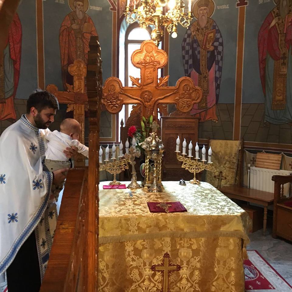 Cum a reacționat băiețelul lui Adrian Mutu când a fost scufundat în apă, la biserică. Imaginile care fac cât o mie de cuvinte | FOTO