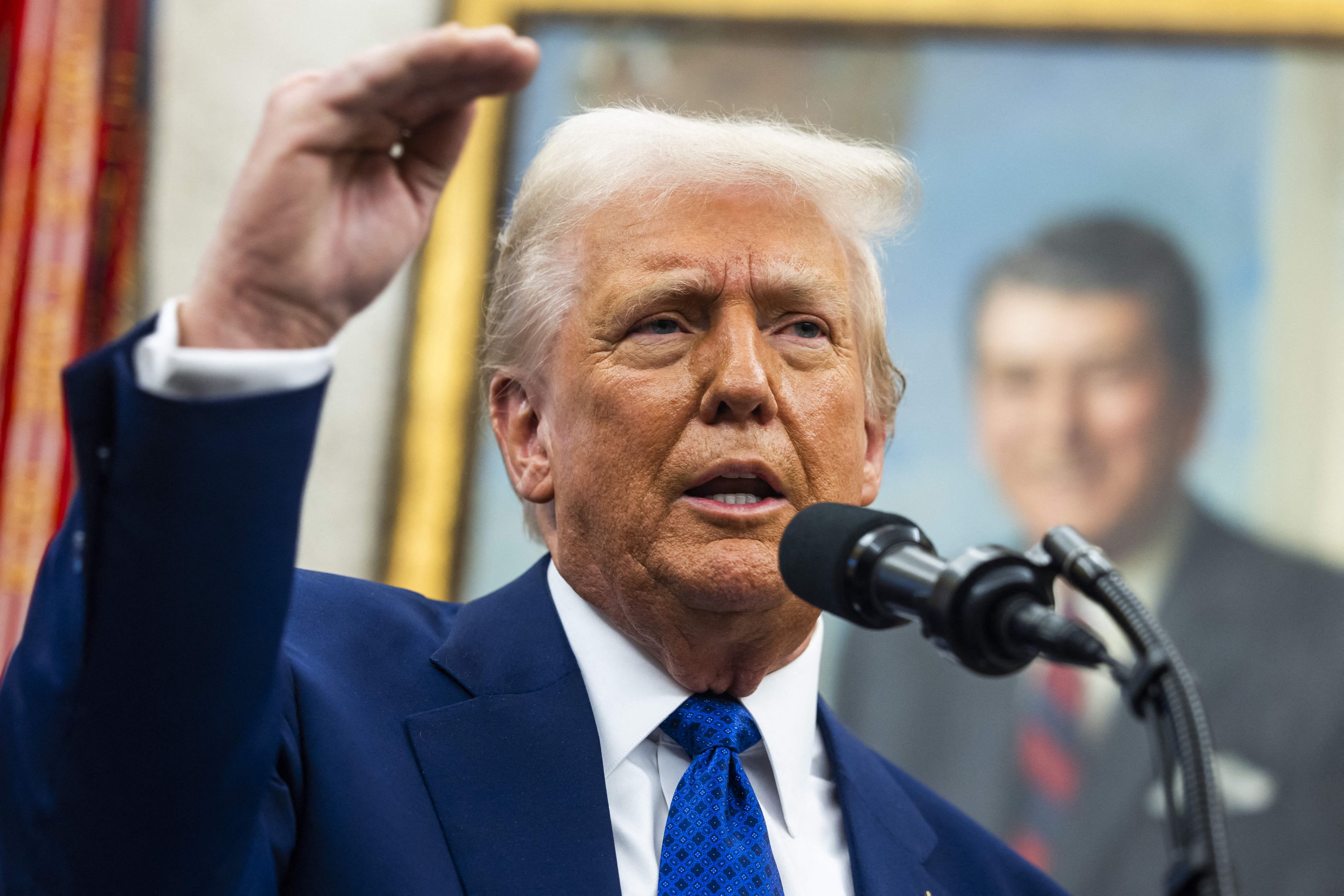 Donald Trump, o nouă decizie controversată. A interzis în școli o carte pentru copii scrisă de o multiplă câștigătoare a premiului Oscar