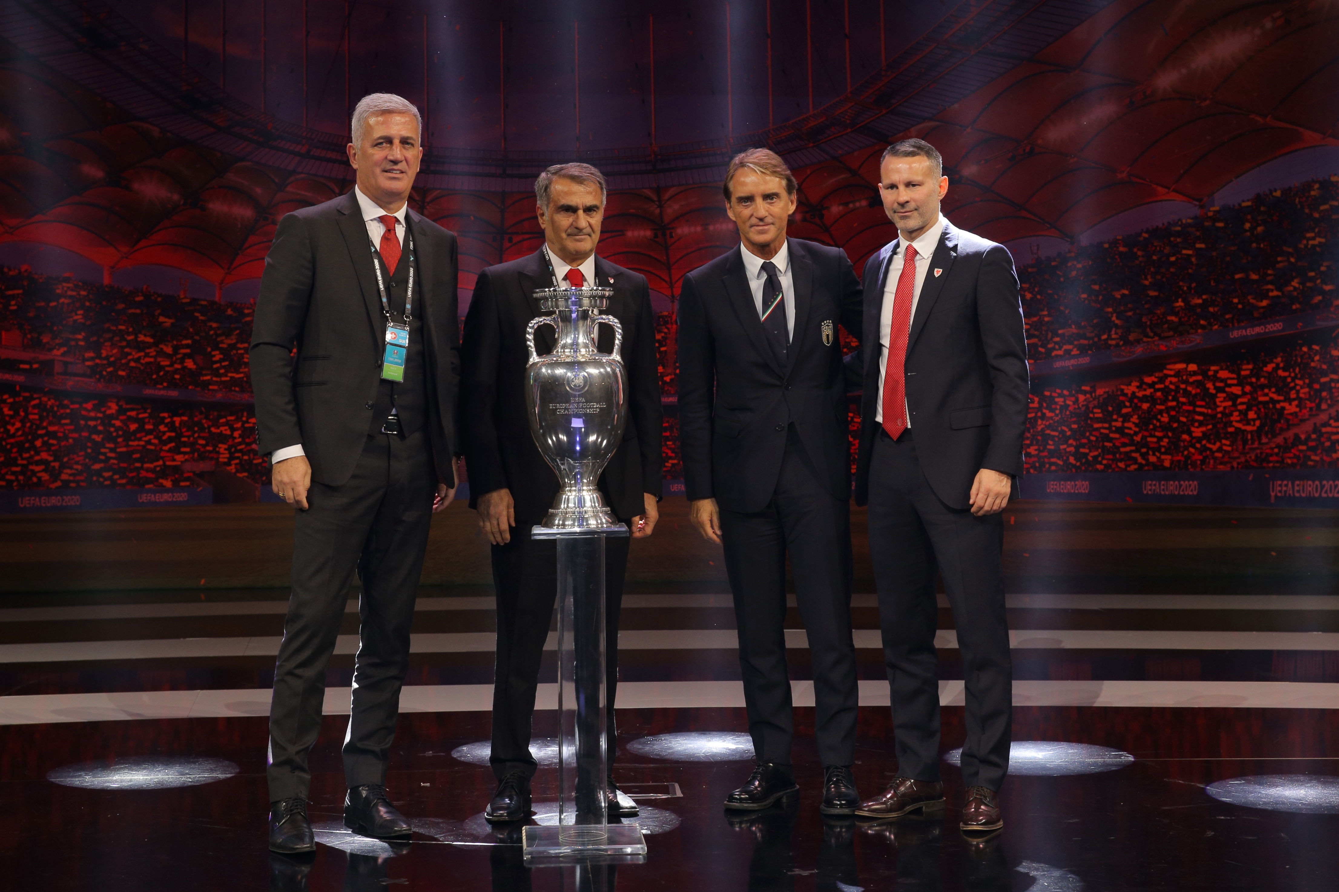 Corina Caragea a strălucit la tragerea la sorți a Euro 2020. Antrenorii au pozat pe grupe cu trofeul! Cele mai spectaculoase imagini / FOTO