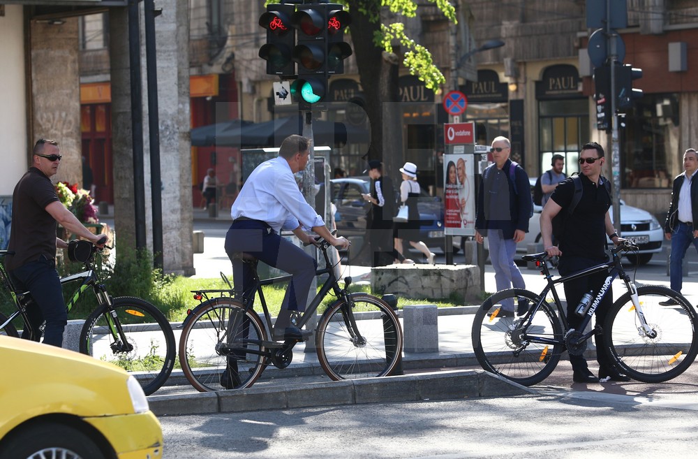 EXCLUSIV. Iohannis a mers cu bicicleta la serviciu, de la reședința oficială la Cotroceni / FOTO&VIDEO