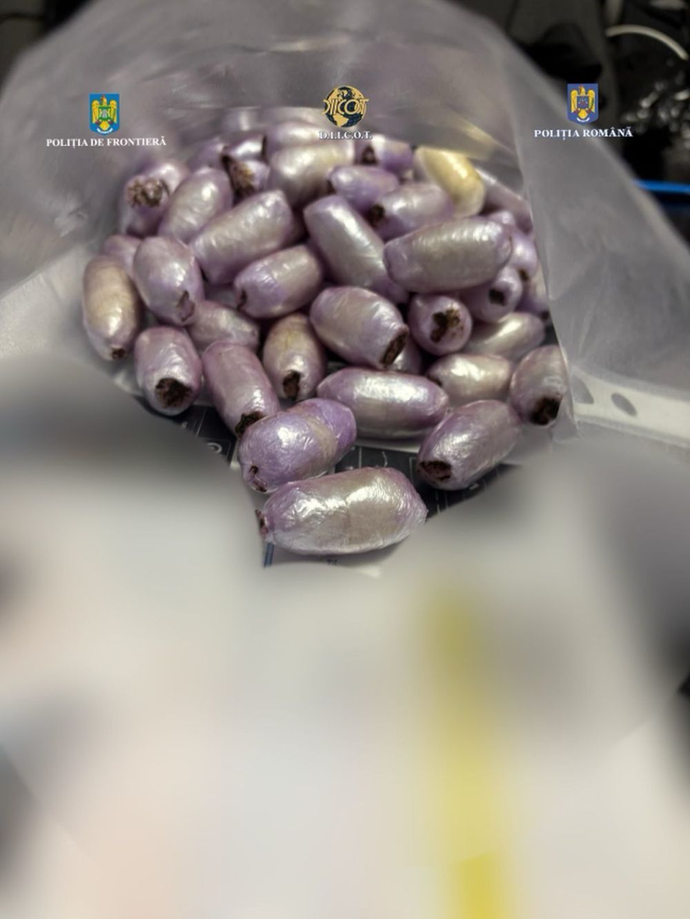 Un brazilian care înghițise capsule cu cocaină și avea altele lipite pe picioare, prins pe Aeroportul Otopeni din București - Foto