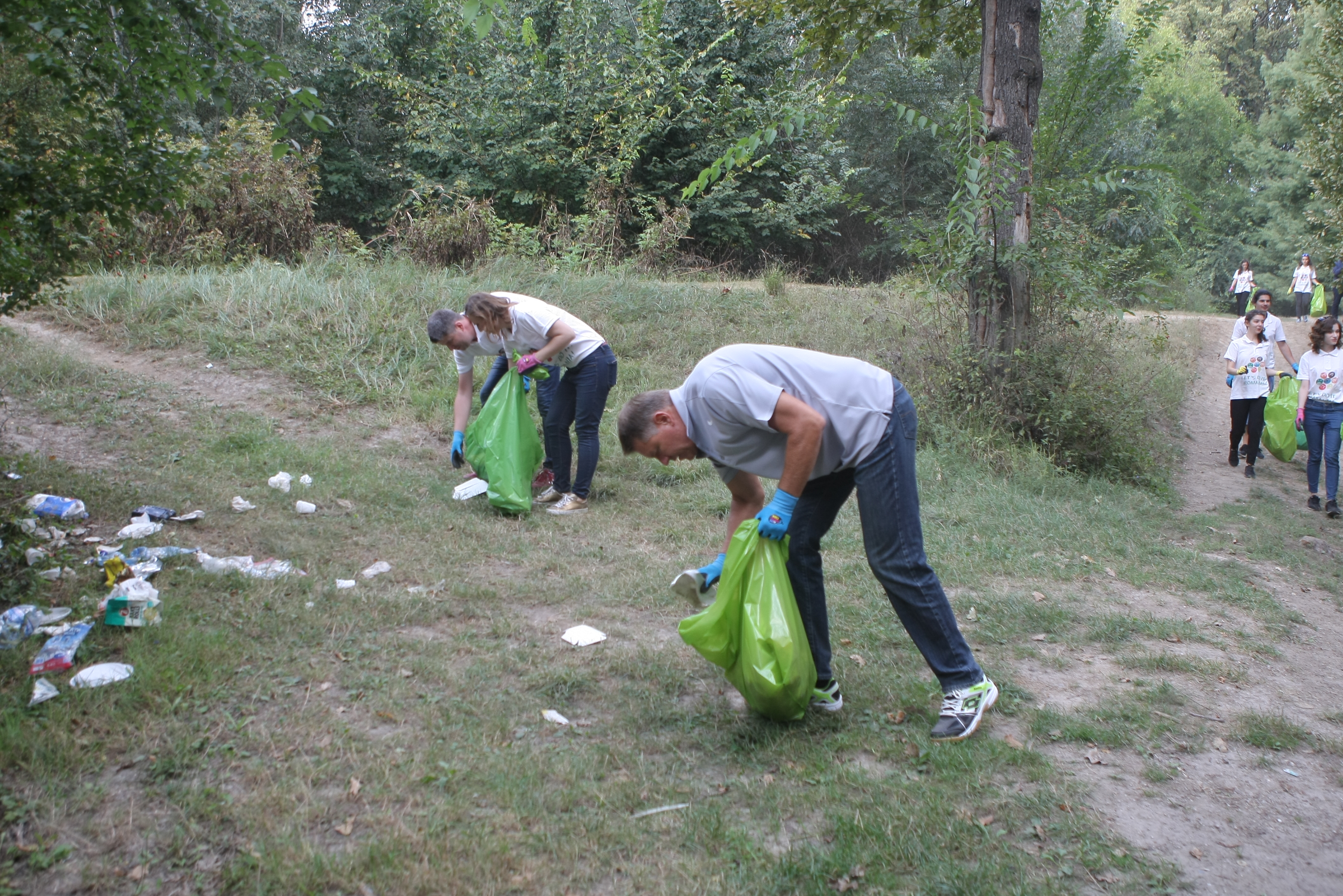 FOTO / Klaus Iohannis a adunat gunoaie în pădurea Cernica: "Mulți consideră că natura este un fel de groapă de gunoi"