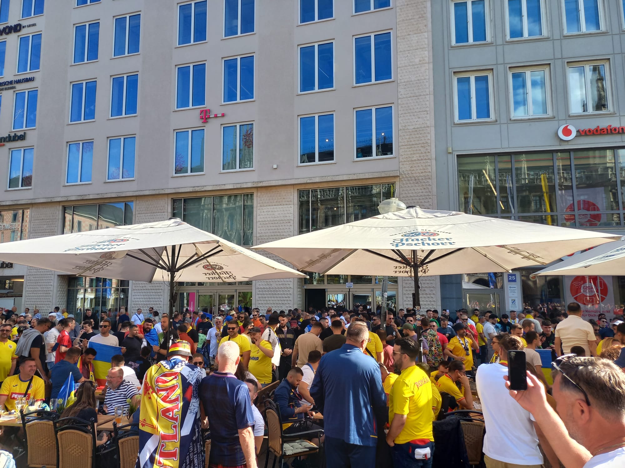 München, pământ românesc. Suporterii tricolorilor au luat cu asalt Marienplatz, „inima” capitalei bavareze, și, apoi, stadionul | FOTO și VIDEO