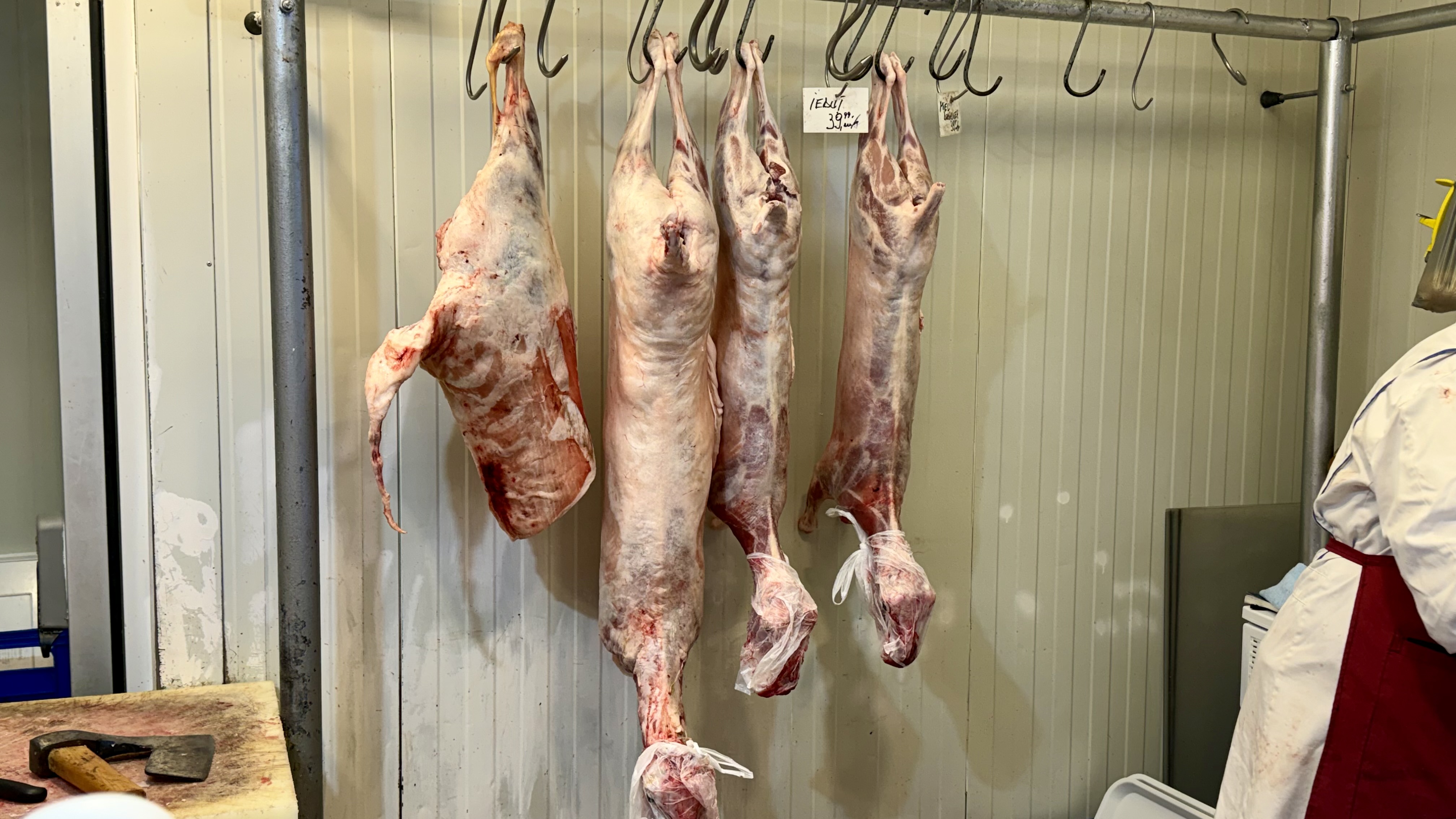 Preț miei Paște 2026. Cât costă kilogramul de carne de miel la București? „Am luat jumătate și am terminat bâlciul!”