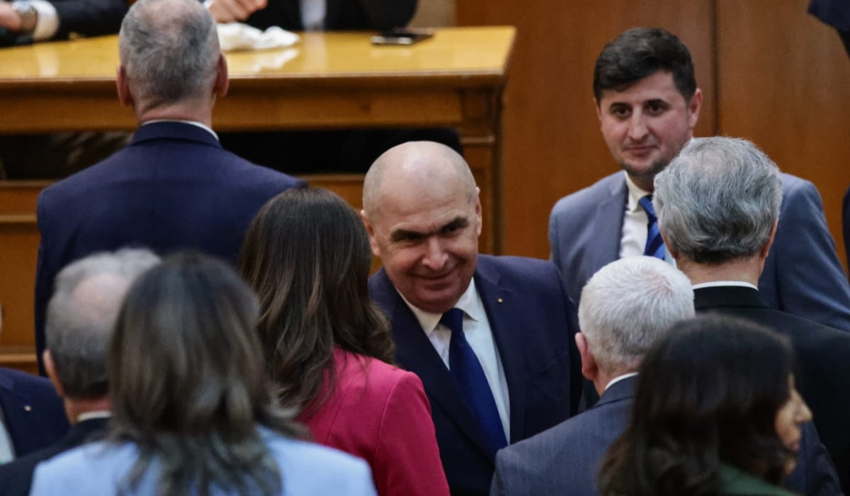 Ce nu s-a văzut la televizor în timpul votului moțiunii de cenzură împotriva Guvernului Bolojan. Negocieri în șoaptă, telefoane pe fugă și calcule la limită