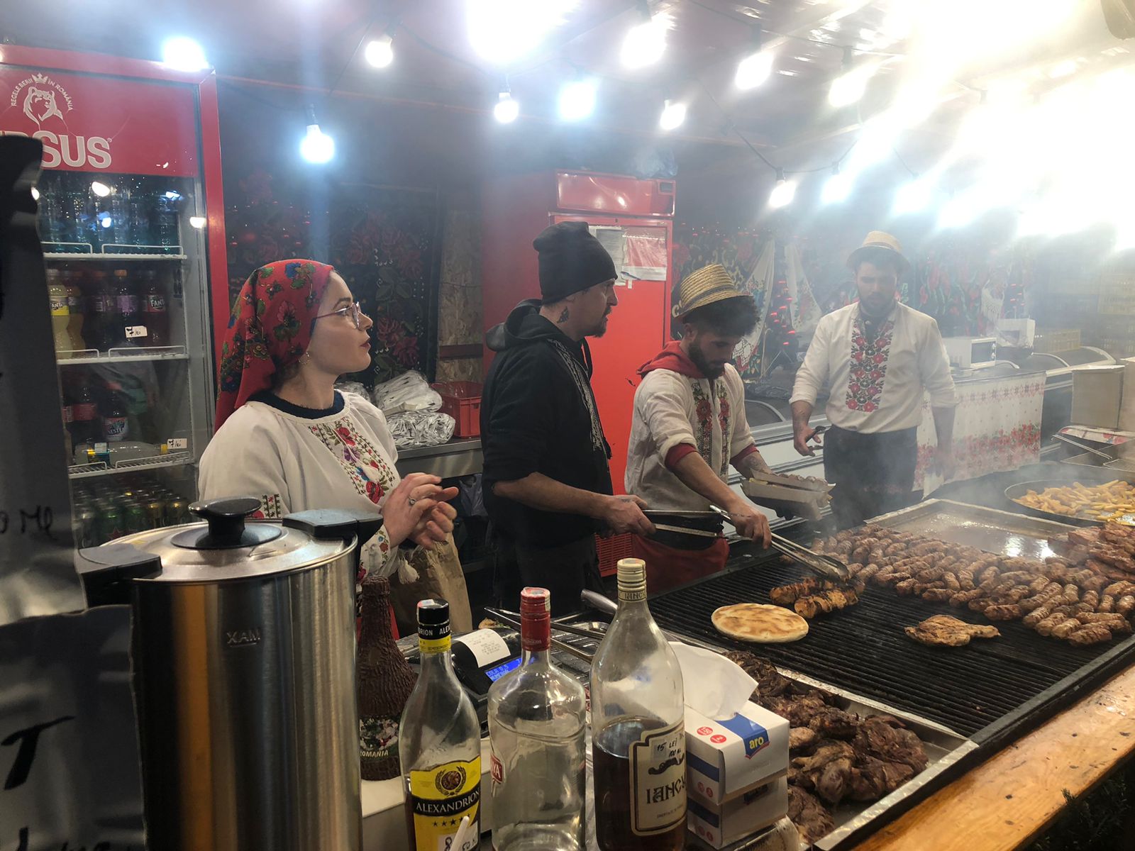 REPORTAJ. Craiova rivalizează cu Viena și cu Budapesta la Târgul de Crăciun: vin fiert mai ieftin, porții-gigant, la preț de Occident
