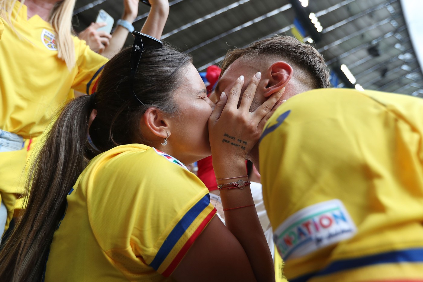 EURO 2024. Imagini emoționante cu Vanessa, soția lui Denis Drăguș, la meciul România - Ucraina. A izbucnit în lacrimi de bucurie