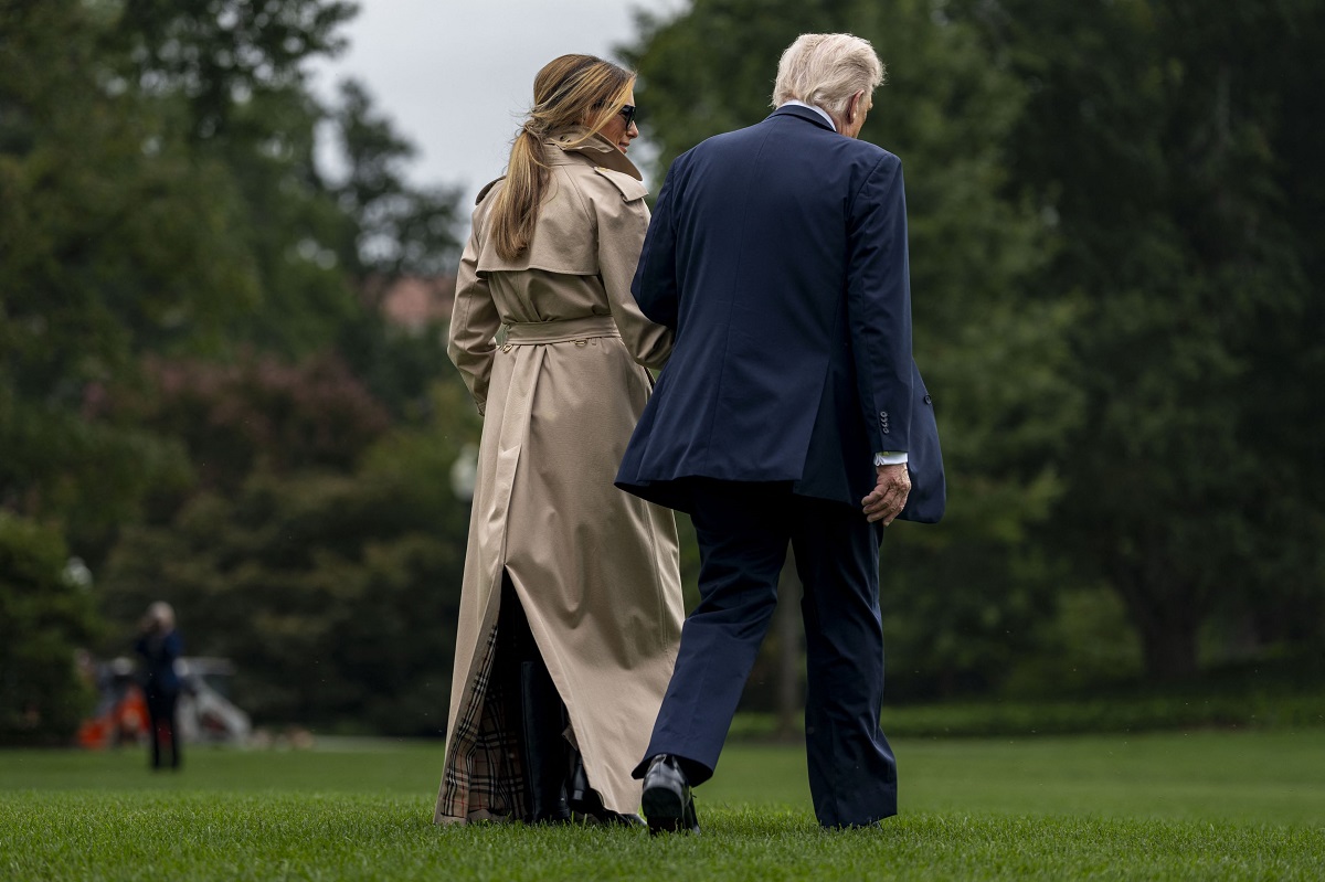 Cât costă trenciul Burberry purtat de Melania Trump la sosirea în Marea Britanie. A făcut o alegere vestimentară stilată și scumpă