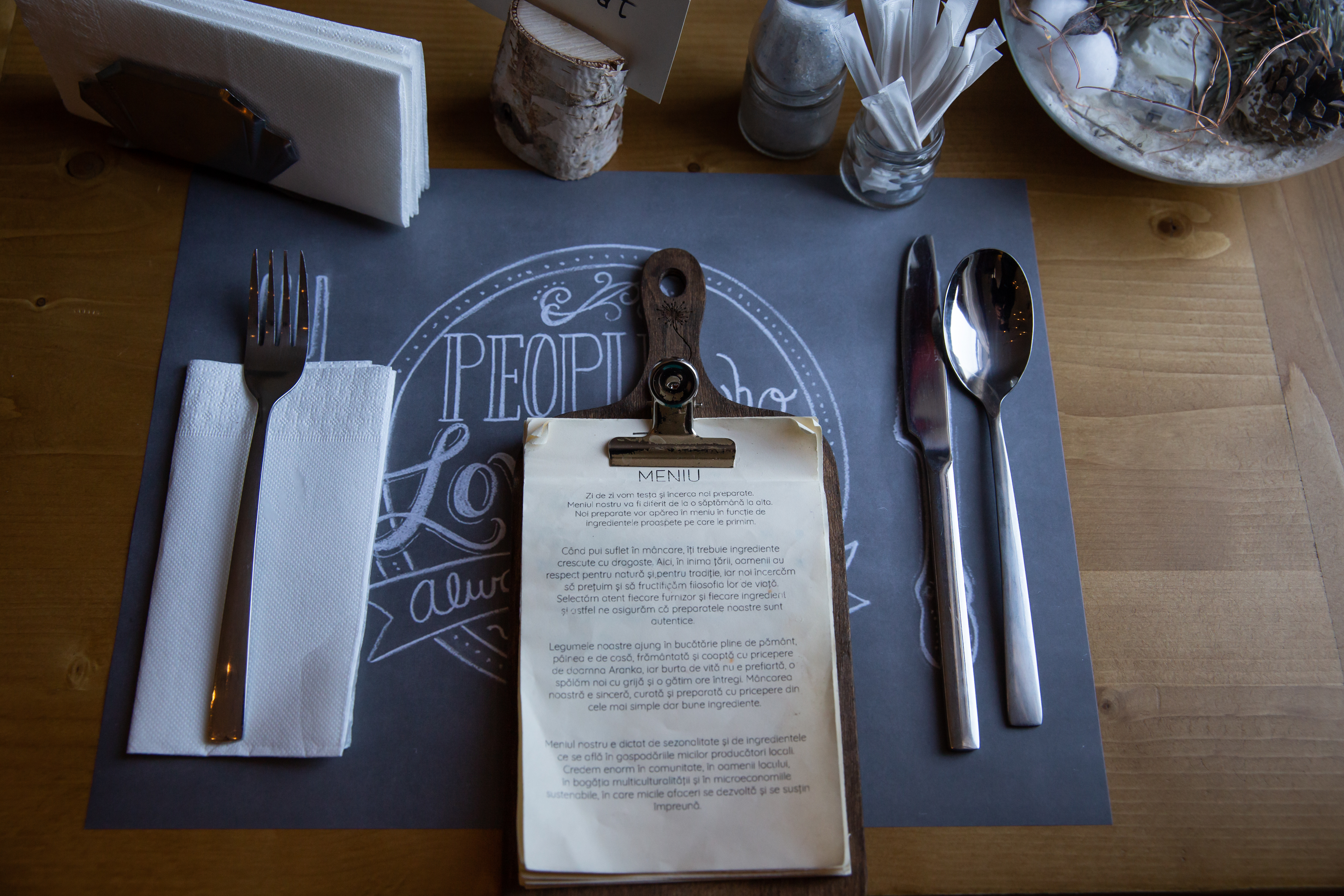 Pariul Mădălinei: primul restaurant din România unde nimic nu se aruncă, totul se transformă. Ce gust au chipsurile din zaț de cafea și piureul din coji de mere?