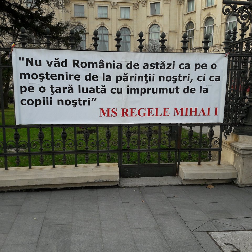 VIDEO& FOTO | Altar de flori și lumânări la Palatul Regal, în memoria Regelui Mihai