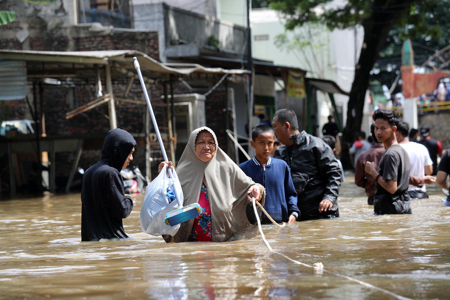 Zeci de morți și sute de mii de oameni evacuați, în urma inundațiilor catastrofale din Indonezia