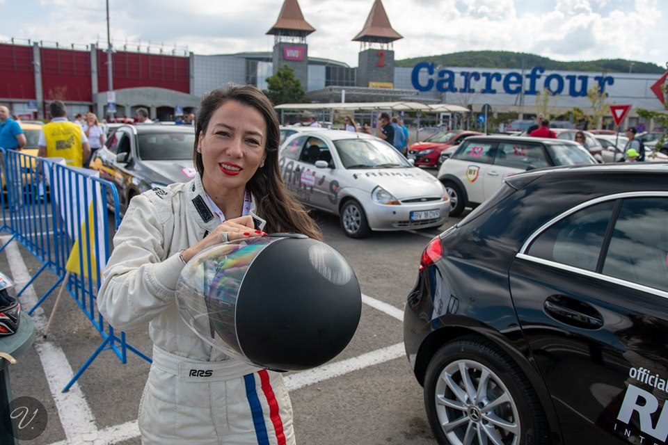 La dreapta - femei, la stânga - femei. Chipurile frumoase de la Raliul Transilvaniei 2019. Victorie pentru Simone Tempestini. Mihaela Dobranici, pe locul 9
