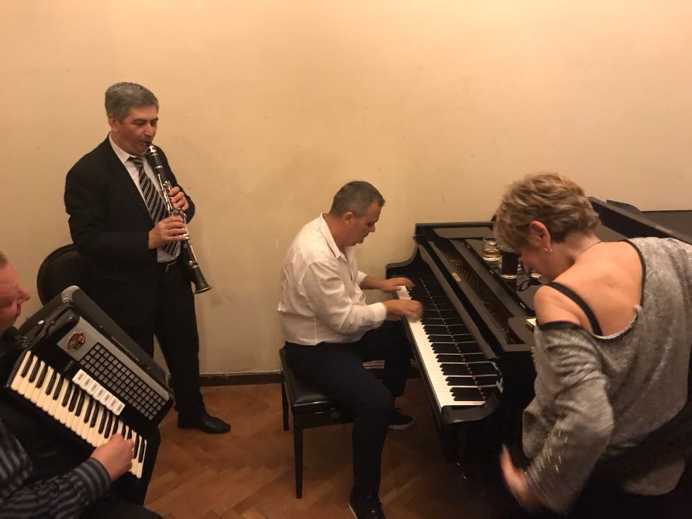 EXCLUSIV/ Îl mai știti pe Adrian, prietenul lui Mihai (Ștefan Bănică Jr) din celebra peliculă „Liceenii”? Dan Cociș a împlinit 49 de ani! Nu mai e actor, ci om de afaceri!
